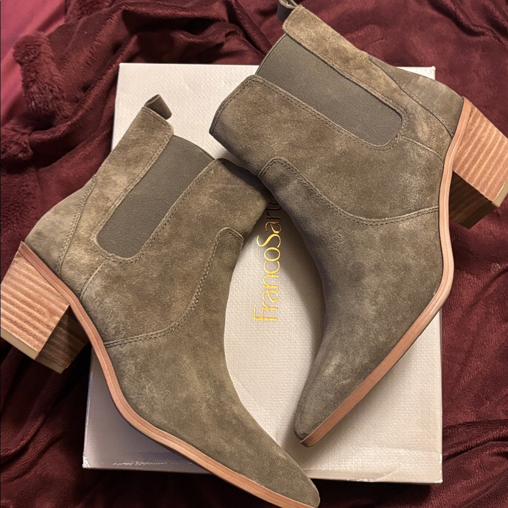 Franco Sarto Sager suede pointed-toe ankle bootie in Sienna Green. Size 7 - Picture 7 of 8